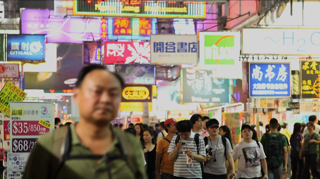 内地游客问：在香港为啥不让蹲？