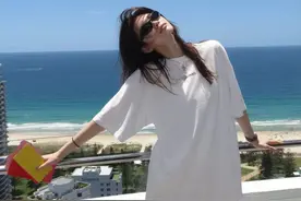 奚梦瑶又火了！在澳洲过年素颜太嫩美到大家，穿十万的衣服被夸赞图片