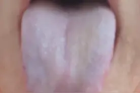 这位男同志爱喝酒，不喝睡不着！你有这样的情况吗？图片