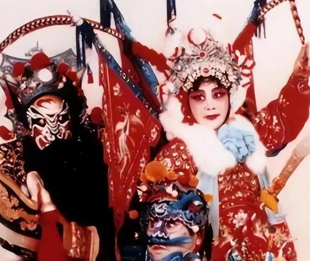 扎根美国	、永不回国？带30名演员留美不归，如今年过花甲归来