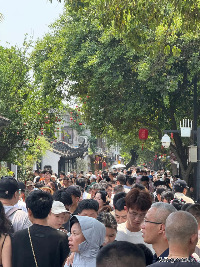 国庆旅游“没尊严”？人山人海背后，唱衰怪论到底是谁在带节奏！