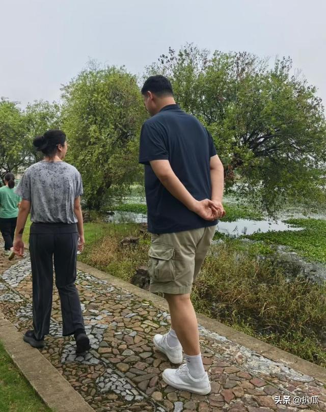 姚明一家游苏州太湖，15岁女儿打扮太老气，岳母出镜瘦又高超170