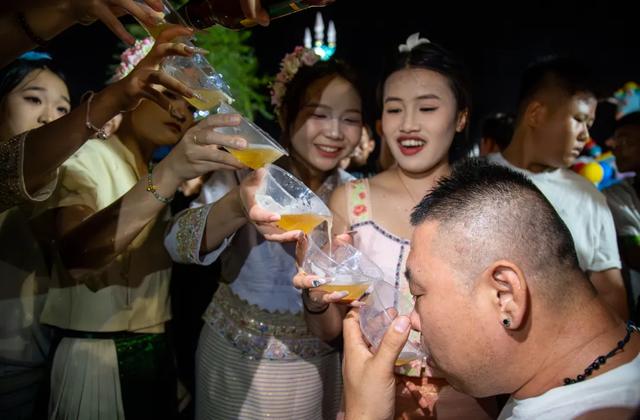 泼水大战+篝火烟花+冰啤烧烤，这个夏天就来这里浪~