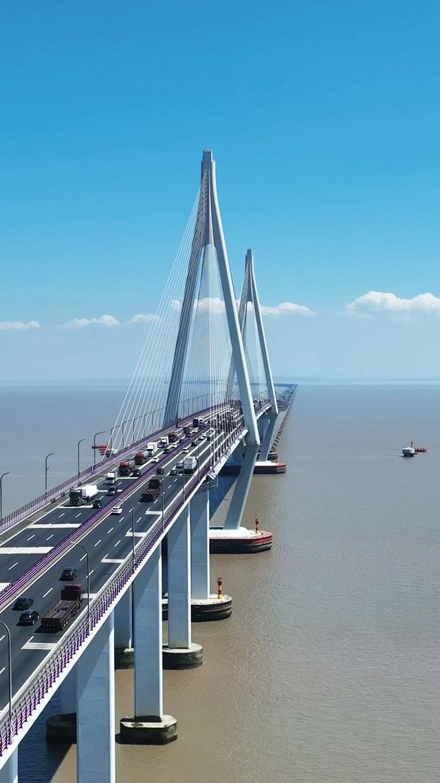 非洲和亚欧大陆最窄处，只隔了14公里，为什么不能建造跨海大桥？