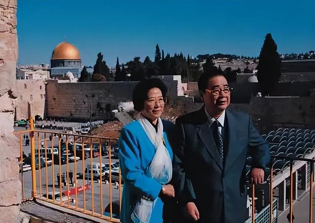 1997年，李鹏总理一家在玉泉山游玩，难得团聚，女儿女婿罕见出镜