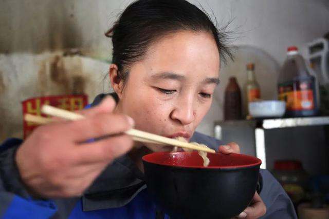 母女俩吃了碗面，刚出门老板就断言：这妈妈以后连养老院都住不上