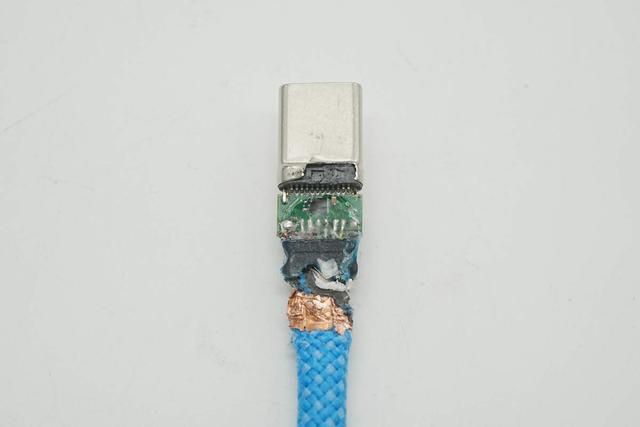 兼顾240W快充和40Gbps高速传输，异泽磁吸编织数据线拆解
