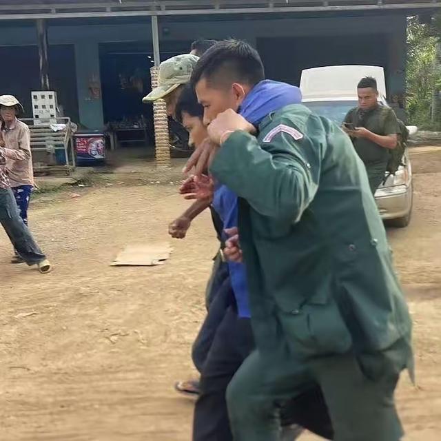 连国丧都顾不上了！泰国王打破常规访华，他们实在是撑不住了