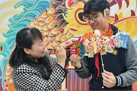 点龙灯、跳龙舞、唱《龙的传人》 申城中小学闹闹猛猛“龙”重开学图片