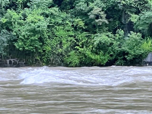 离开城市的喧闹，小城峨边的惊喜（大渡河的波涛）
