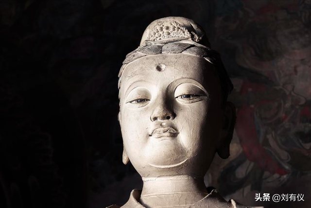 大同法华寺的白塔倾斜着，东南邑酒吧里音乐悠扬，2万步穿越古城