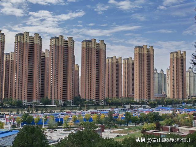 泰安西南有一个体育公园，犹如大草原，紧邻一座文旅商业综合体