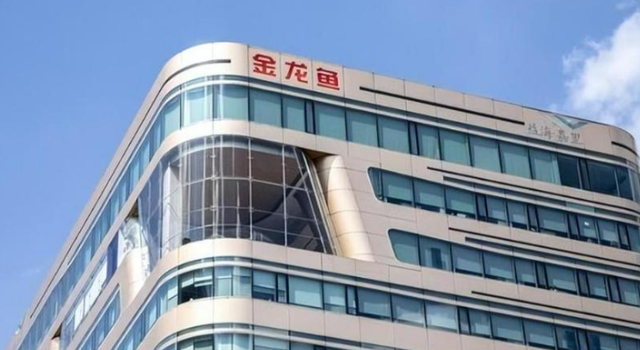 新加坡总理公开支持高市后，被罚18亿账单的金龙鱼	，凉得更快了