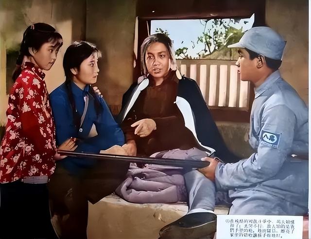 丈夫是副院长，女婿是著名演员，她是艺术家，老年捡垃圾让人泪目