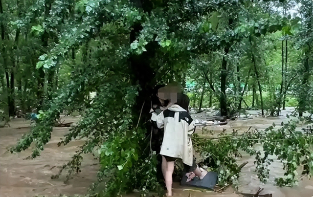 露营10人遇难幸存女孩痛哭，称原有三次机会活命，但没人听劝