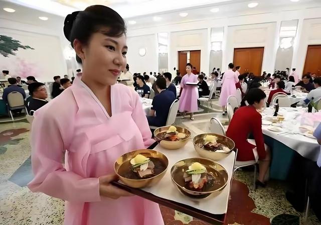 朝鲜国宴上都有啥菜：七彩鳟鱼芥末炖、蟹肉炒松茸，吃完还有好礼