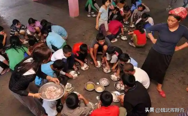 印度男子娶39个老婆，生94个子女，家族181人，一天吃1000斤粮食