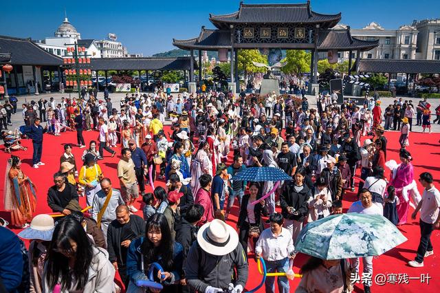 又是象山影视城！五一假期首日人气爆表，再现人山人海盛况