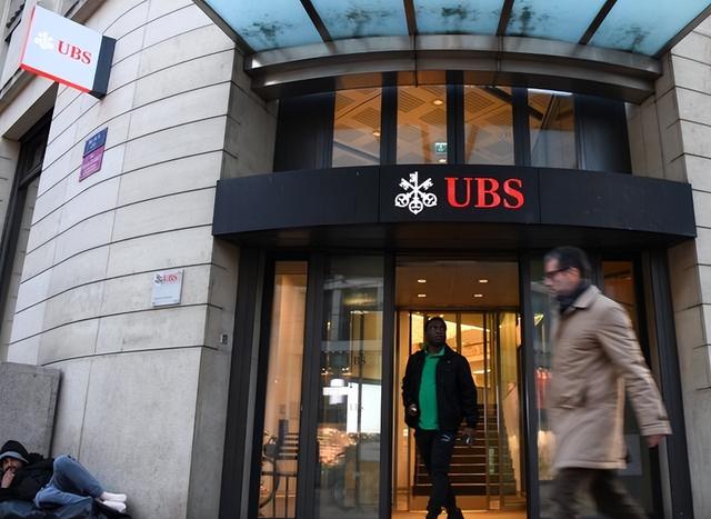 历史开了个玩笑，先倒下的不是乌克兰，而是百年中立的瑞士？