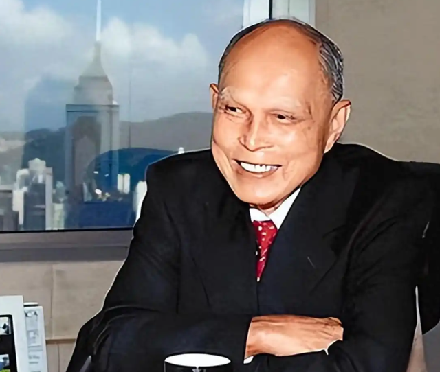 霍启刚没想到！44岁妻子和79岁老爸同时官宣喜讯，为霍家“争光”