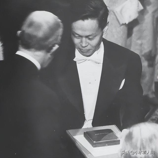 杨振宁刚去世，翁帆终于发声，字字催泪，清华大学吊唁堂细节感人