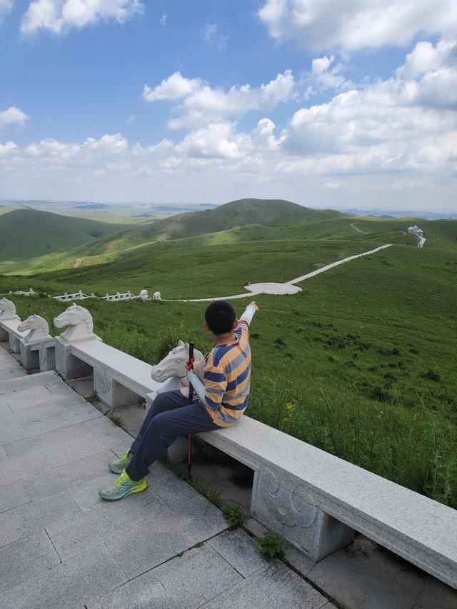 去北极村第四站——东乌。走99号公路我们去爬瞭望山。