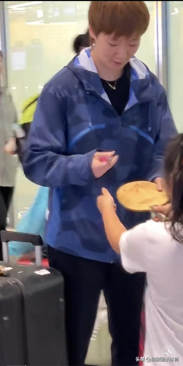国乒落地北京，王曼昱收到小球迷送的蛋糕，为小球迷签名，林诗栋