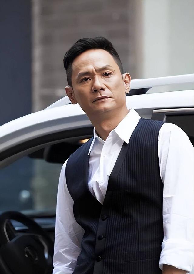 15年前，在妻子葬礼上哭到昏过去的果靖霖，如今过得怎么样了？