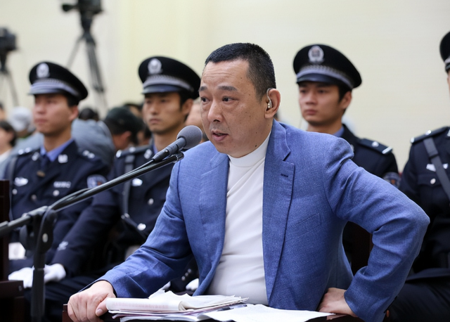 最牛黑老大！与12名女星有染，一顿饭上百万，被捕时：谁敢治我罪