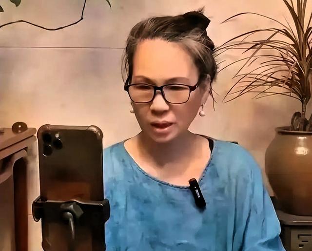 赖昌星前妻曾明娜现状：独居3000平老宅，种花做饭	，活成人生赢家