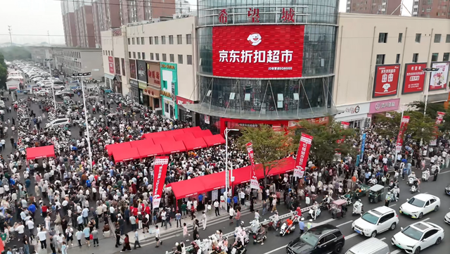 刘强东深夜吃大排档，用塑料大碗喝散装白酒，小摊当晚生意火爆