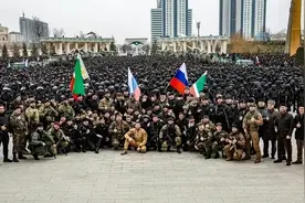 车臣特种部队出动，泽连斯基却忙于表演，大量乌军官兵向俄军投降图片