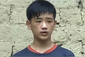 广西13岁男孩父母双亡，靠捡垃圾为生，六年后以707分考上北大图片