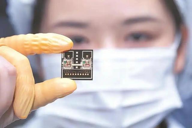 中国芯片震撼全球！全球首款6G光电融合芯片出世，谁将成为赢家？