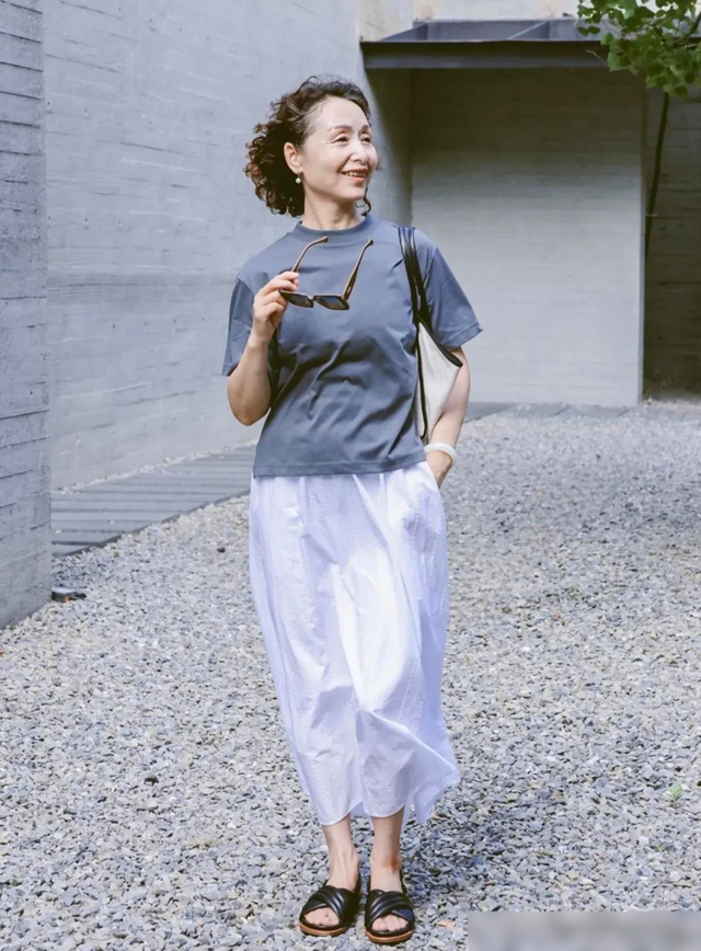 这是我见过最有气质的妈妈：63岁个子不高却端庄，穿衣更优雅贵气
