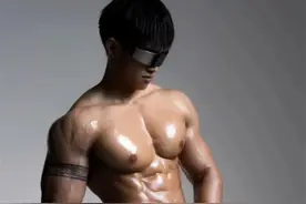 油光发亮黑皮肌肉私教模特，双开门大胸肌身材你顶得住吗？图片