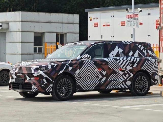 WEY新旗舰亮出大尺寸王牌，6座布局能否破局大型SUV内卷？