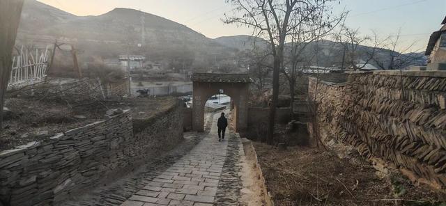 《平凡的世界》石圪节公社双水村，在绥德县满堂川镇郭家沟村