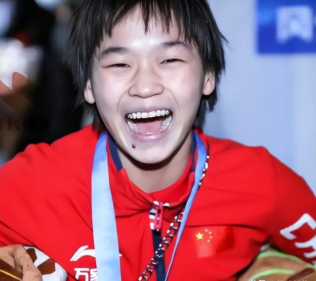 全红婵正式回归亮相！身材高挑颜值抢眼，留长发后判若两人