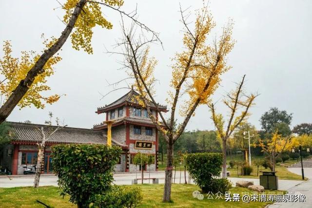 陕西渭南：人和公园亭台楼阁 秋色宜人 风光无限好