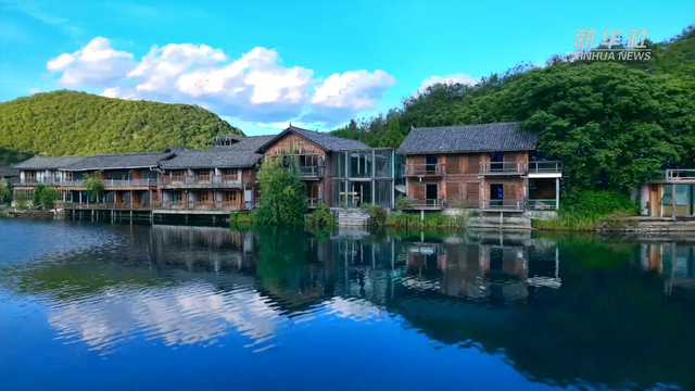 夏日泸沽湖现“天空之镜”