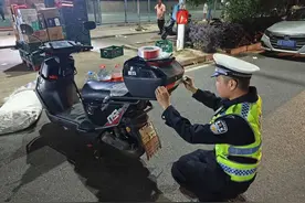 小反光条贴出大安全！江夏交警“亮尾行动”正在进行中图片