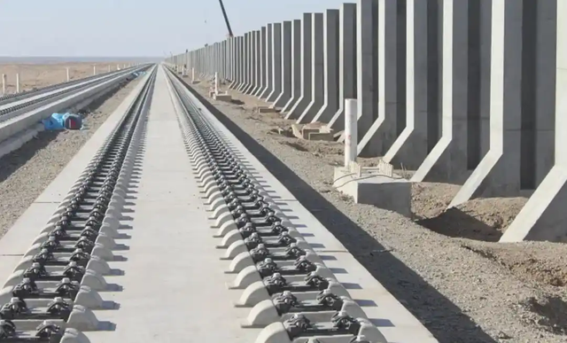 为啥火车轨道要铺设碎石子，而高铁轨道却不用铺呢？有啥科学解释