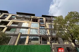 被投诉9个月后苏州张家港一小区违建阳光房反而越建越多，当地街道回应图片