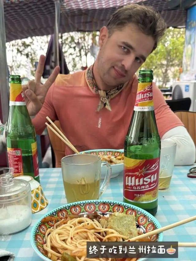 两个年轻人裸辞后徒步一年，只为从法国走到上海！已步行到新疆