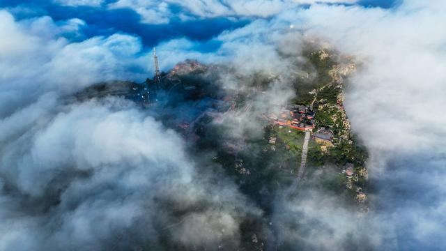 秋雨之后，泰山之巅云海翻涌似仙境