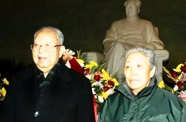 华国锋妻子韩芝俊	，如今年过九旬，至今在完成丈夫一个心愿