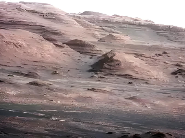 美国宇航局好奇号火星探测器捕捉到了外星岩层的惊人细节