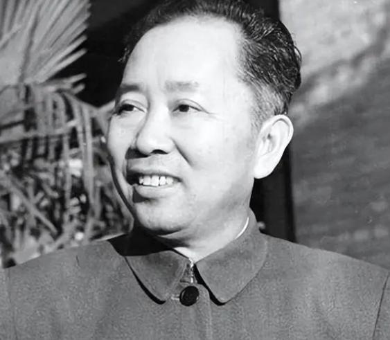 刘亚楼看戏时，一个科长把脚放到他头上，还问他是哪个单位的
