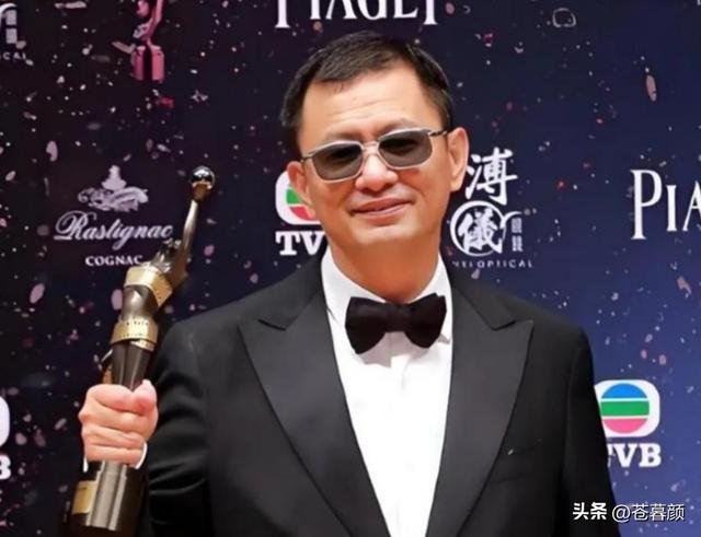 陪玩陪睡只是开胃菜，袭警、舔手指、集体嫖娼，背后的事捂不住了